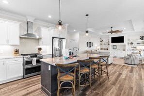 Geladeira, micro-ondas, fogão, cooktop