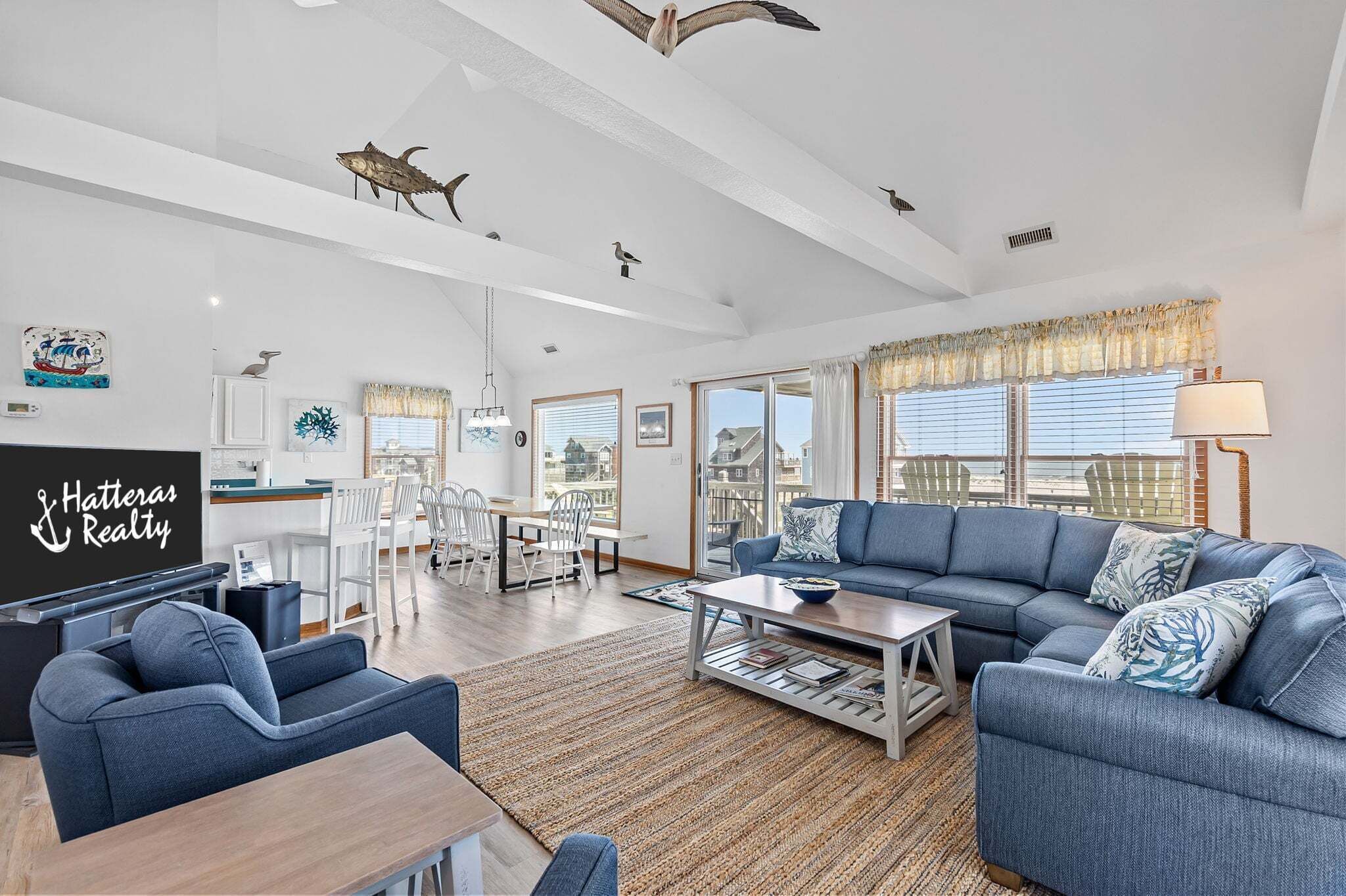 Fernseher, DVD-Player, Bücher, Stereoanlage