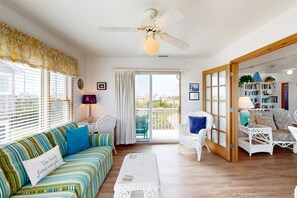 TV, DVD-spiller, bøker og stereoanlegg