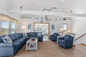 Una televisión, un reproductor de DVD, libros, un reproductor estéreo