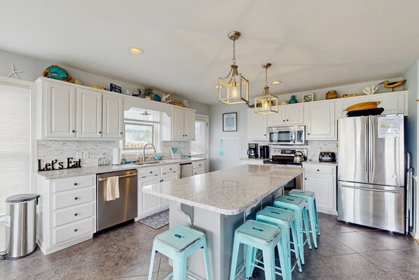 Kjøleskap, mikrobølgeovn, ovn og kokeplater