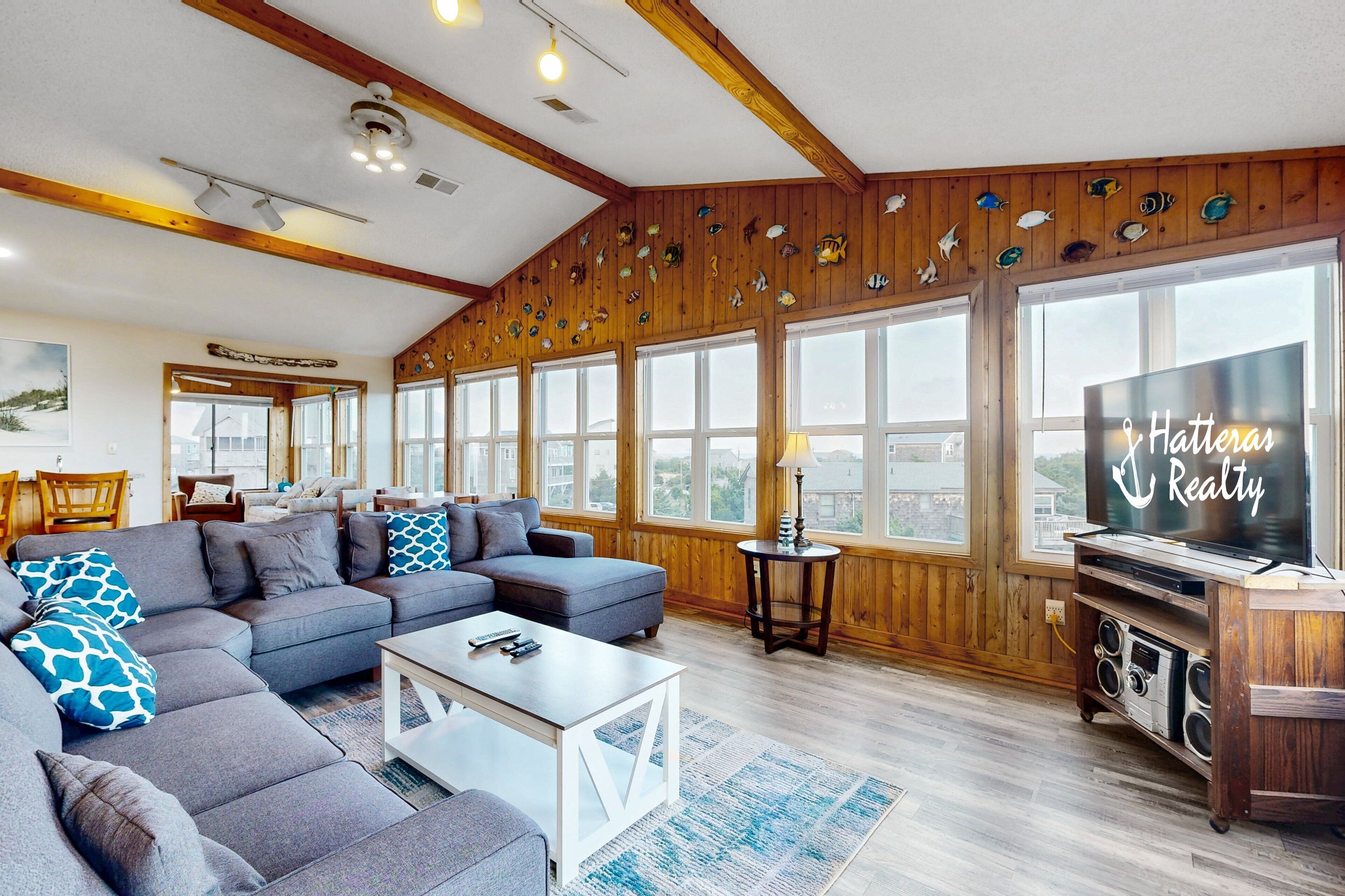 Televisión, reproductor de DVD, libros y estéreo 