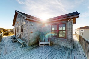 Terrace/patio - Waterfront House w/ Sound View, Free WiFi, Private Washer/Dryer, Shared Pool (Frisco)