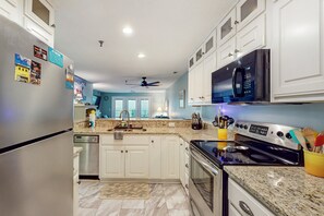 Køleskab, mikrobølgeovn, ovn, kogeplade