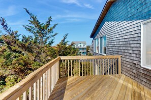 Property grounds - Oceanfront house w/private hot tub, balcony, washer/dryer, WiFi, central AC (Waves)