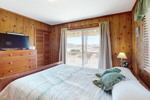 4 bedrooms, desk, free WiFi, bed sheets