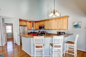 Kjøleskap, mikrobølgeovn, ovn og kokeplater