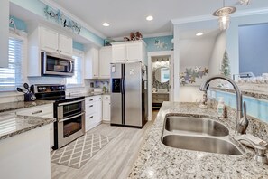 Kjøleskap, mikrobølgeovn, ovn og kokeplater