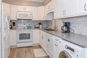 Kjøleskap, mikrobølgeovn, ovn og kokeplater