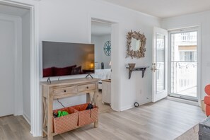 3 soverom, skrivebord, strykejern/-brett og reiseseng for barn