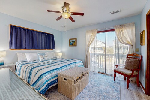 Waterfront haven with amazing views, deck & fast WiFi - dog-friendly