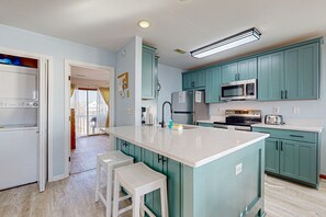 Jääkaappi, mikroaaltouuni, uuni, liesi