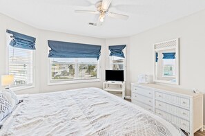 7 bedrooms, desk, travel cot, free WiFi