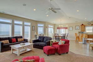 TV, caminetto, lettore DVD, libri