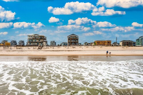 Topsail Tower: Oceanfront, private heated pool & hot tub, elevator & game room