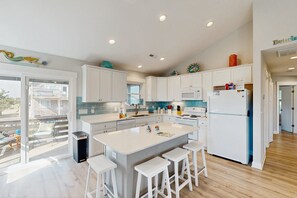 Kjøleskap, mikrobølgeovn, ovn og kokeplater