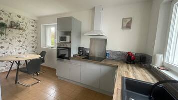 Een microgolfoven, een oven, een kookplaat, een vaatwasser