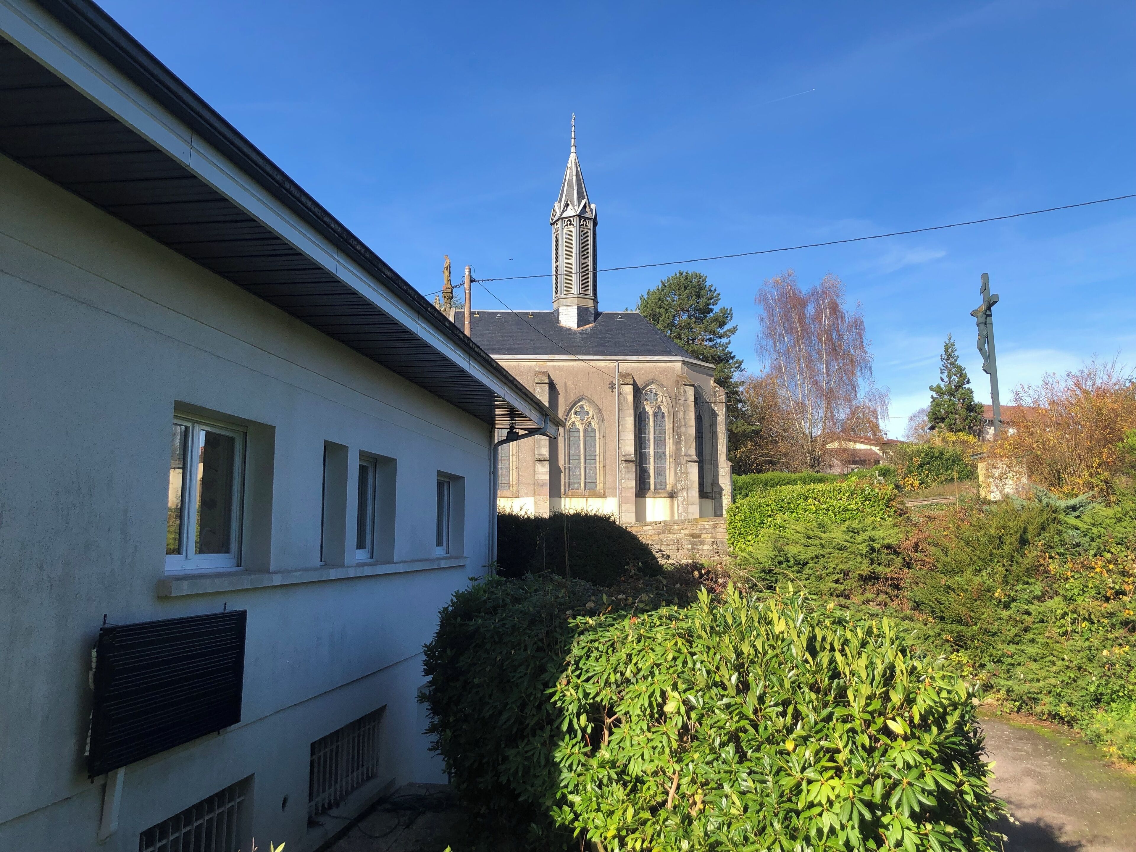 En vit byggnad med ett litet fönster och en ventilationsöppning.