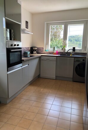 Microondas, horno, parrilla de estufa y lavavajillas 