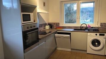 Een microgolfoven, een oven, een kookplaat, een vaatwasser