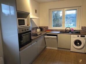 Microondas, horno, placa de cocina y lavavajillas