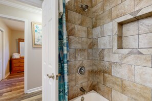 Dusche, Haartrockner, Handtücher