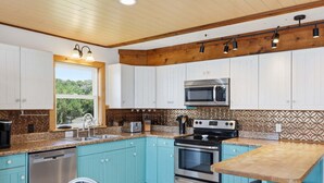 Private kitchen - Waterfront  house with pool, W/D, private hot tub, & AC (Frisco)