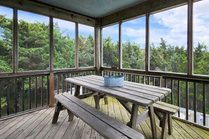 Outdoor dining - Sugar Bean Shack: Vibrant home with private pool (Avon)