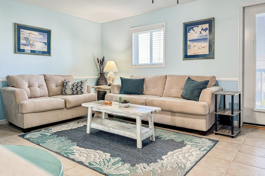 The Turquoise Pearl: Waterfront, Pool, Dock Access - Ocean Isle Beach, NC