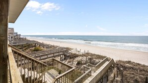 Une vue sur la plage avec des passerelles en bois menant au rivage.
