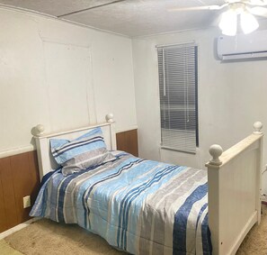 3 Schlafzimmer, Schreibtisch, Bügeleisen/Bügelbrett, Bettwäsche