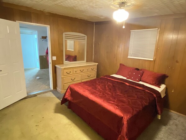 3 Schlafzimmer, Schreibtisch, Bügeleisen/Bügelbrett, Bettwäsche