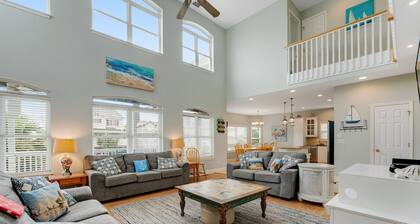 Finally Free: Sprawling home with pool access, balconies, enclosed yard, & grill - dogs ok