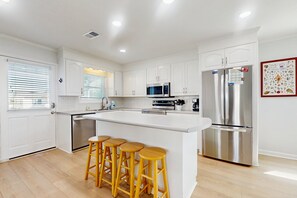 Kjøleskap, mikrobølgeovn, ovn og kokeplater