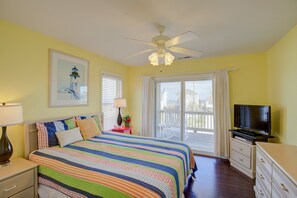 4 bedrooms, free WiFi, bed sheets - Ocean view home with a deck, washer/dryer, central AC, & gas fireplace (North Topsail Beach)