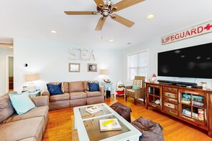 Téléviseur connecté, lecteur de DVD, livres, sélection de films