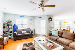 Téléviseur connecté, lecteur de DVD, livres, sélection de films