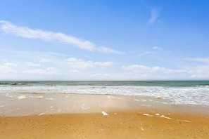 On the beach - Beachfront condo with ocean views, large balcony, washer/dryer, pool & tennis (North Topsail Beach)