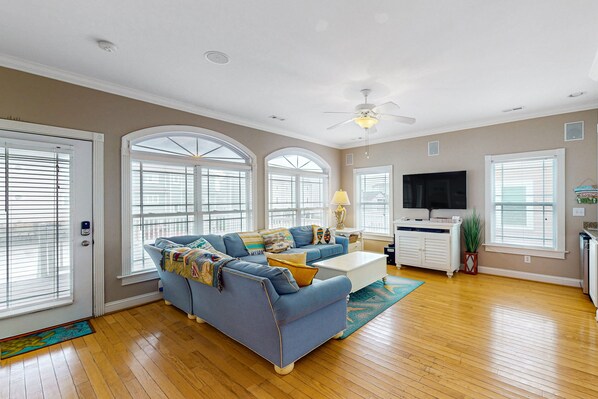 Smart TV, fireplace, books, stereo