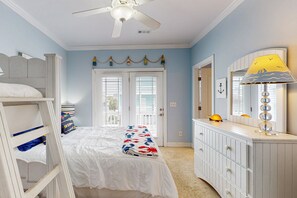 5 bedrooms, free WiFi, bed sheets - Grams Getaway: Private pool, deck, & patio - walk to the beach (Ocean Isle Beach)