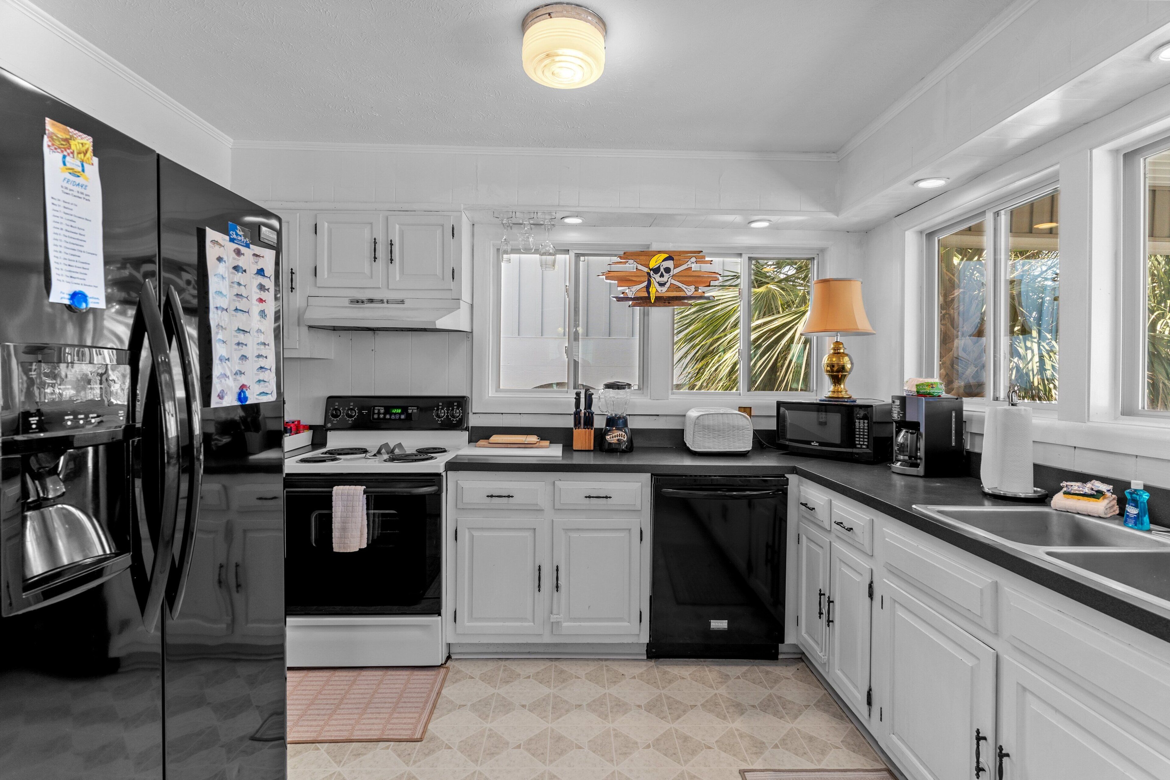 Frigorífico, microondas, horno y placa de cocina