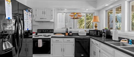 冷蔵庫、電子レンジ、オーブン、コンロ