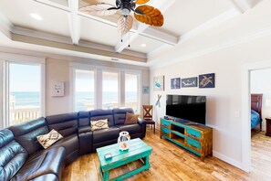 تلفزيون، كُتُب، مكتب