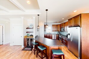 ثلاجة، ميكروويف، فرن، موقد طهي مسطح