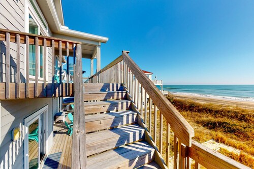 Beautiful dog-friendly ocean view home with hot tub, lovely balcony, W/D & AC