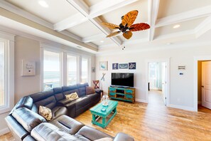 Télévision, livres, espaces bureaux