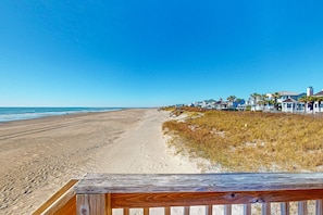 On the beach - Kat Cove 1: Oceanfront home with shared pool (Ocean Isle Beach)