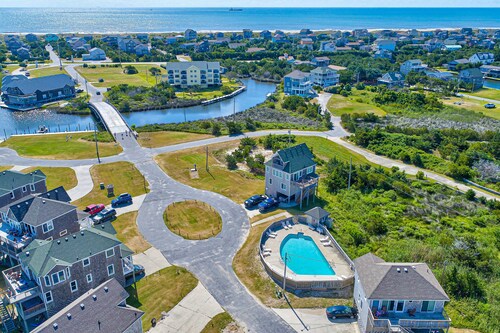 Waterfront home with great Sound views, private hot tub, W/D, pool, AC