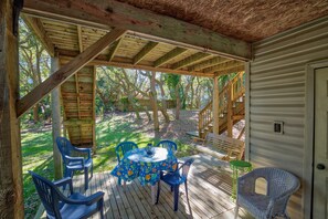 Outdoor dining - Duplex with short walk to beach, screened porch, outdoor shower, W/D, & AC (North Topsail Beach)