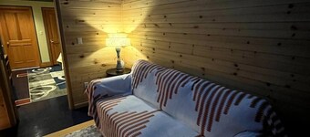 2 BR Schoolhouse Apt w/ Sauna